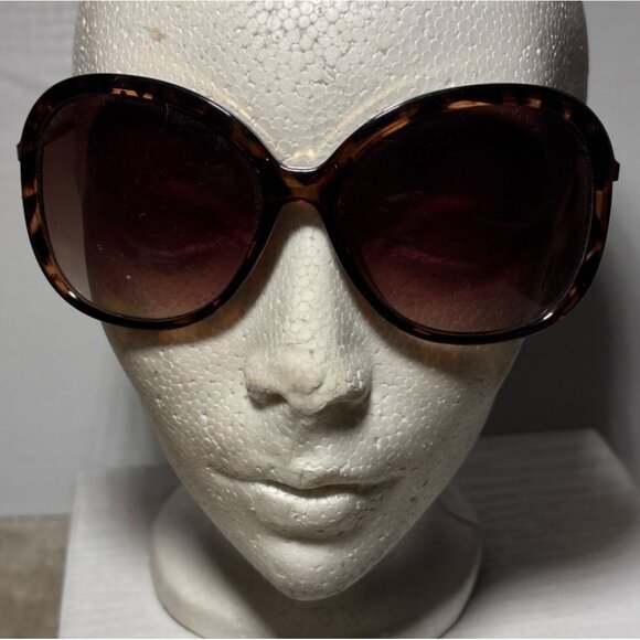 Tortoise Shell Women's Sunglasses - Picture 5 of 9